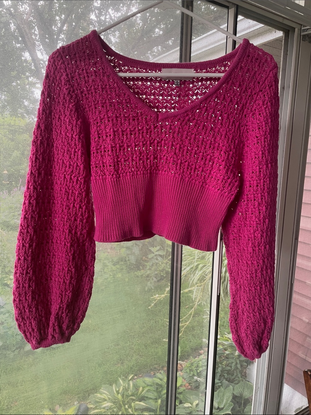 Willow & Wind Cropped V-Neck Knit Sweater in Fuchsia(magenta) Medium